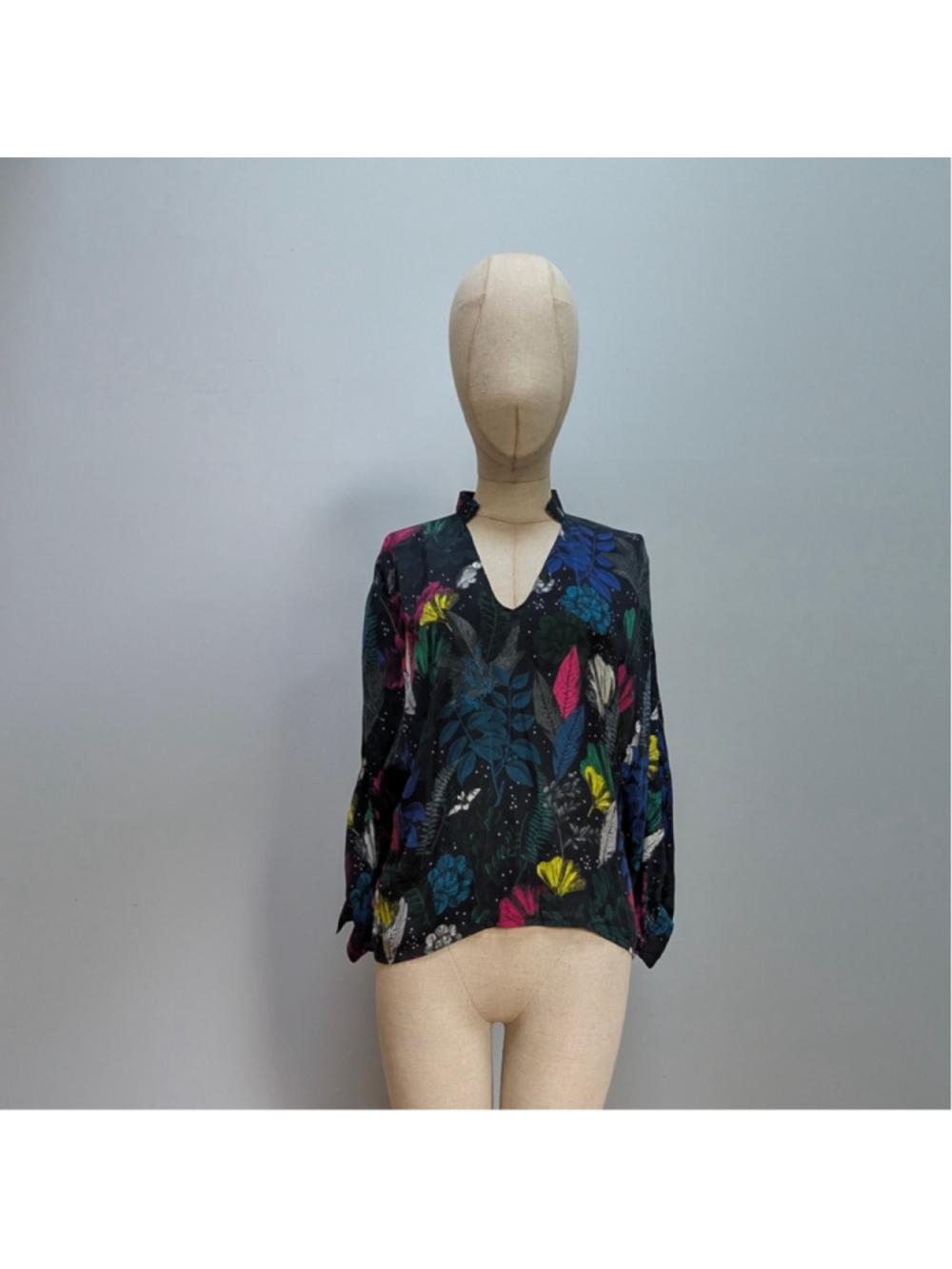 Vilagallo Silk Stretch V-Neck Blouse Dark Botanical Celestial Bat Print Top - 38 - Picture 2 of 11
